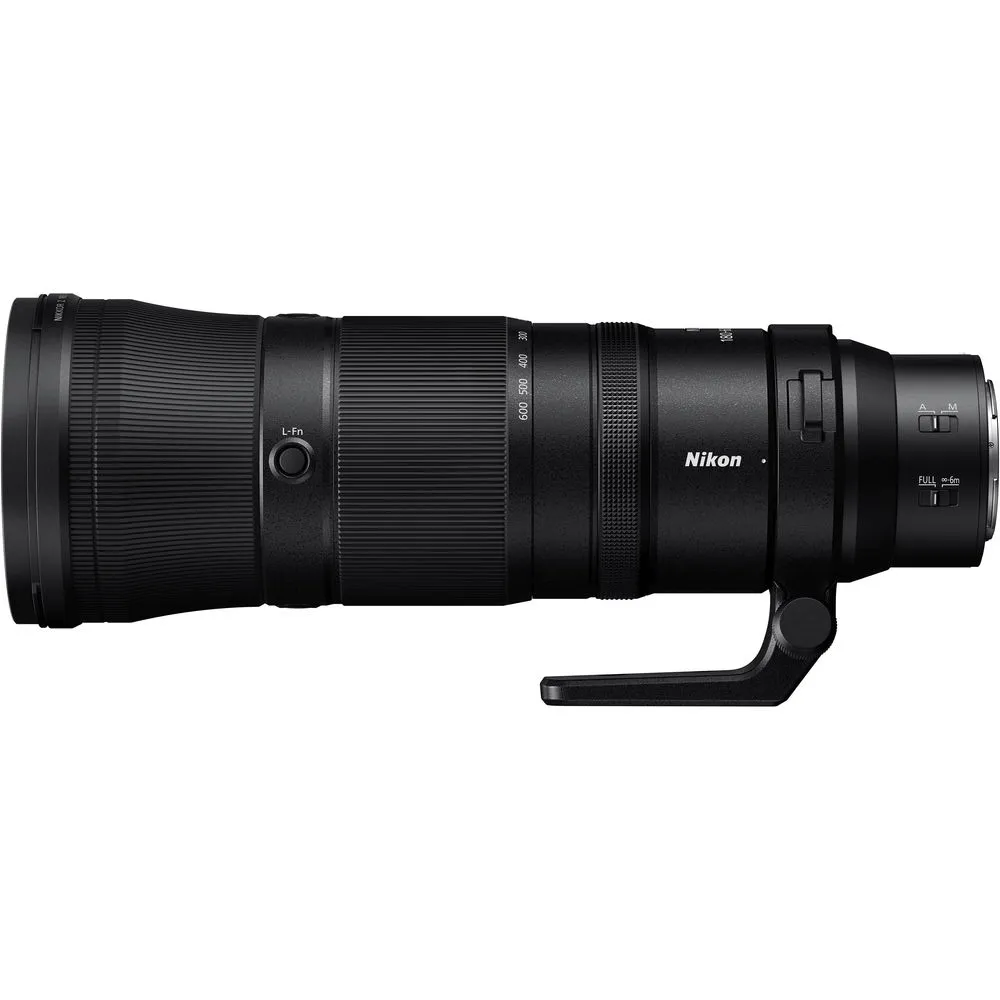 Lente superteleobjetiva zoom em fundo escuro para artigo sobre a NIKKOR Z 180-600mm.
